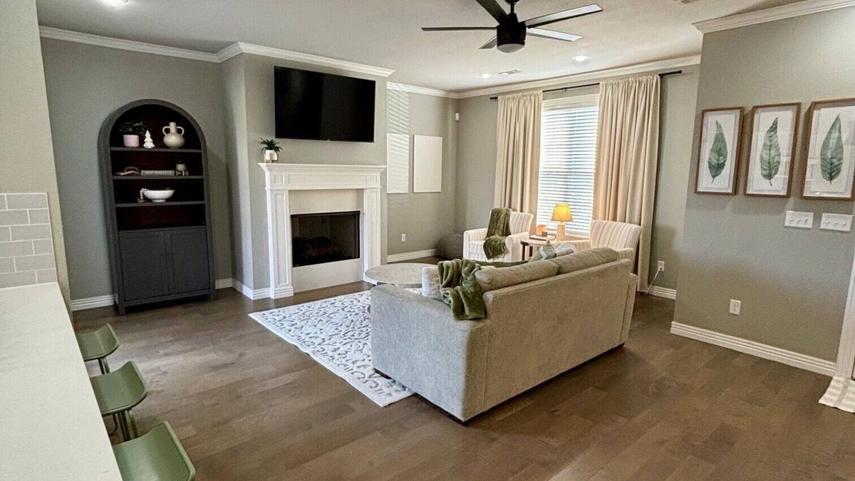 Lowell House | Fully renovated house with upscale finishes; 5 mins from Walmart AMP!
