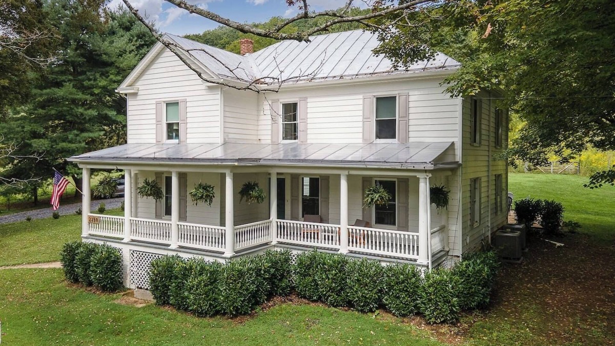 Lexington House | Fully Renovated Modern Farmhouse near Lexington