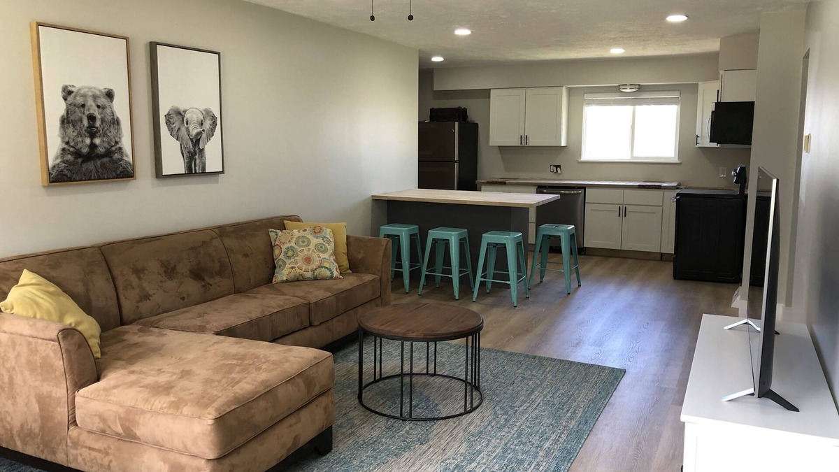 Acme House | Fully Renovated Peek-A-Boo Bay View Duplex #2- 7 min from the Horse Show