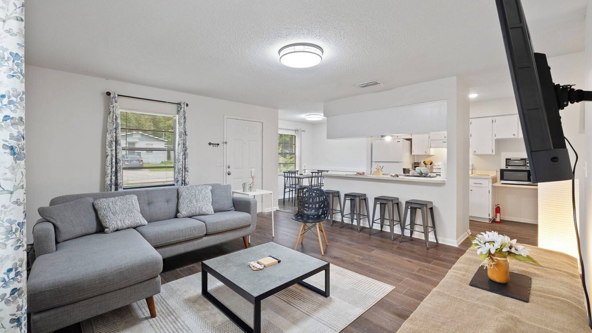 Downtown Zephyrhills House | Fully Renovated & Private 2-bedroom home in Zephyrhills with Porch
