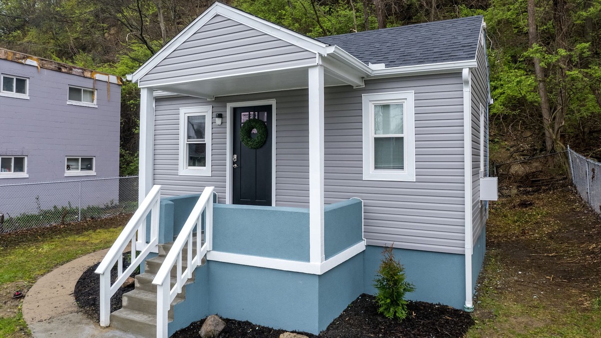 Mount Auburn House | Fully Renovated Tiny Gem ~ Mins to Downtown ~ Yard