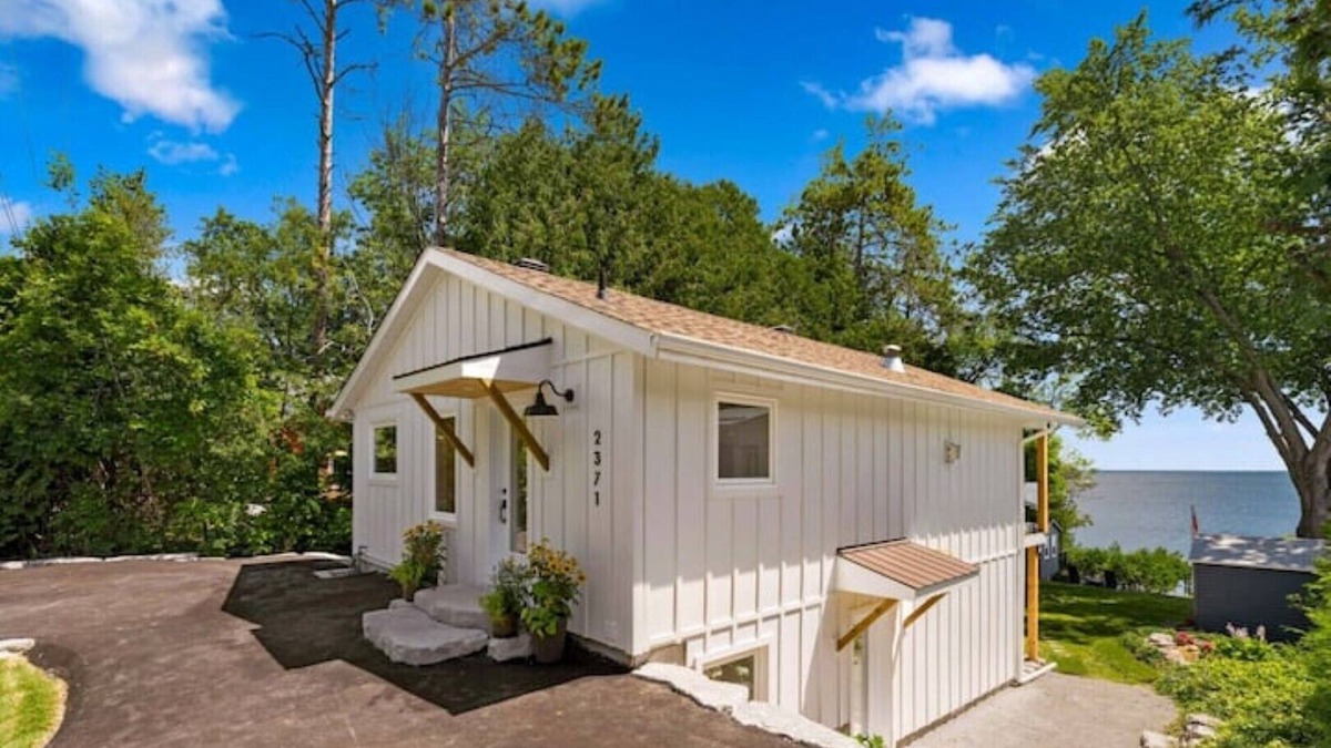 Oro-Medonte Cabin | Fully Renovated Waterfront Cottage on Lake Simcoe 1 hr from the GTA