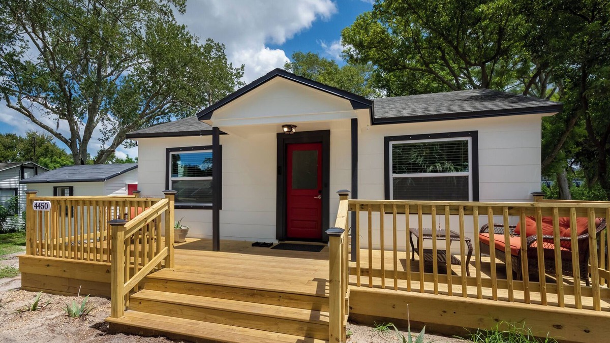 Harbor Hills Of Palm Harbor Cottage | Fully renovated with 2 bedrooms, 1.5 bathrooms, pet friendly & hot tub