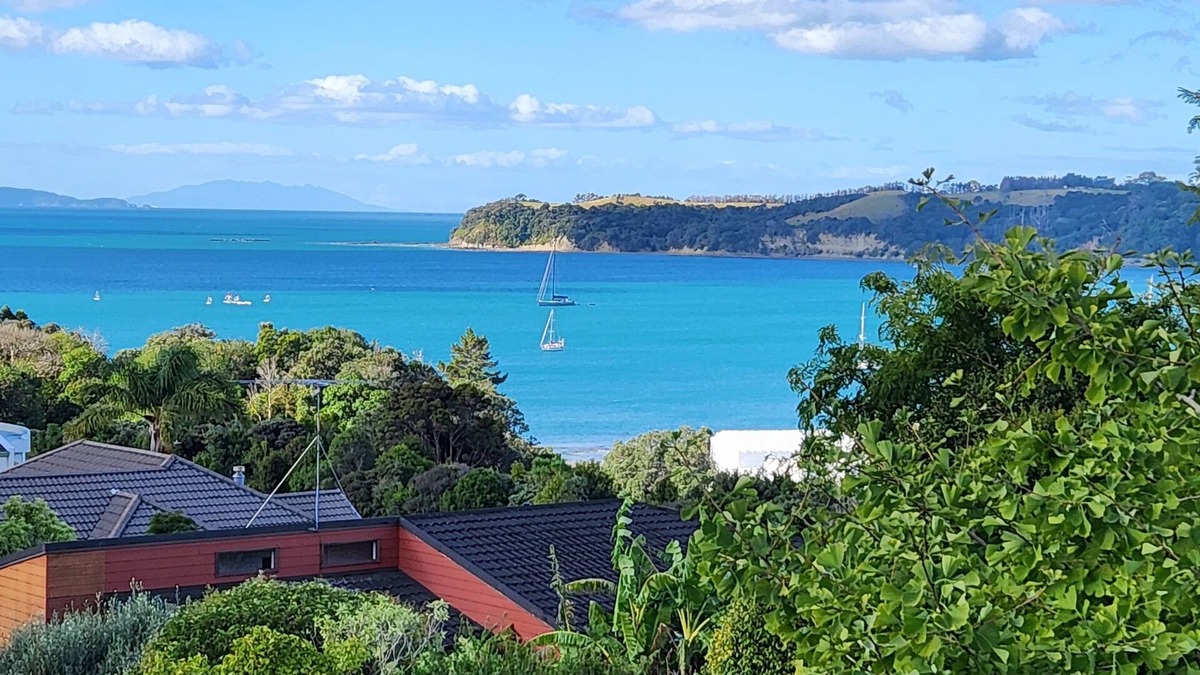 Stanmore Bay House | Fully self contained guest suite, beautiful sea views. 7 minutes walk to beach