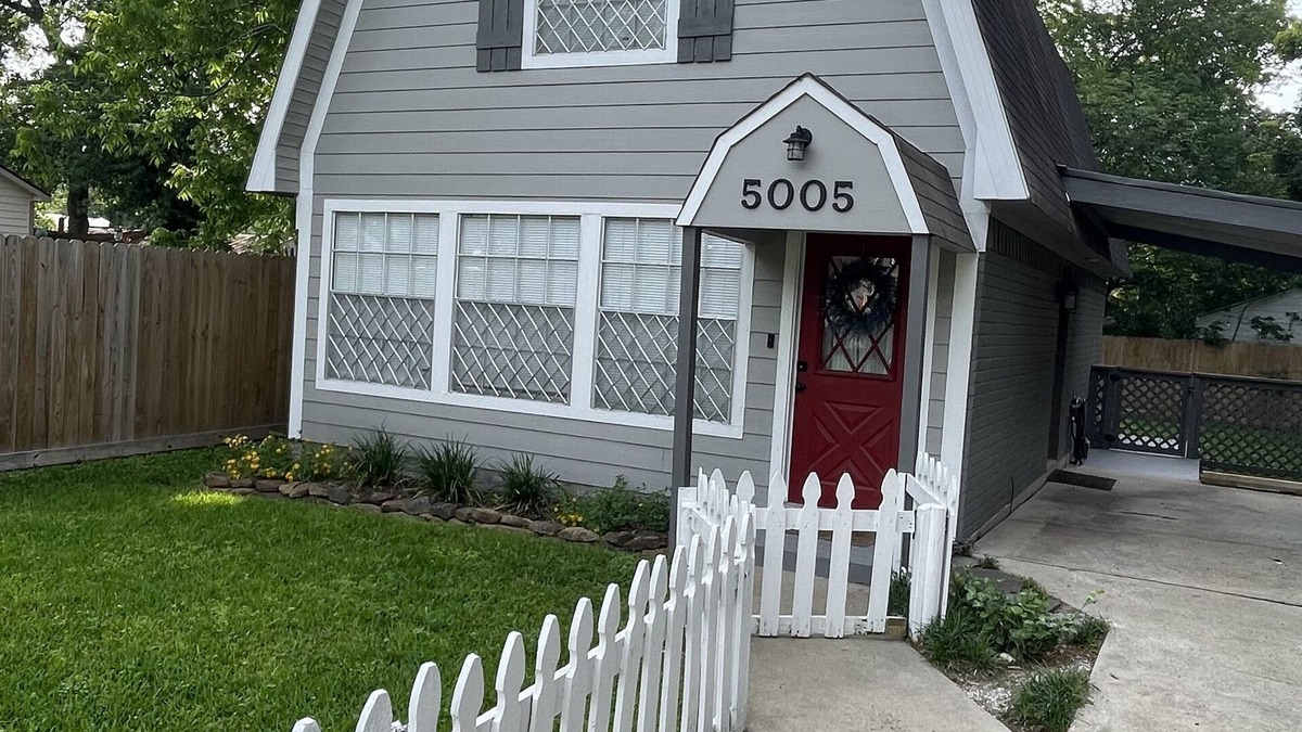 El Lago House | Fully Updated Beautiful Seabrook Barn Style Cottage