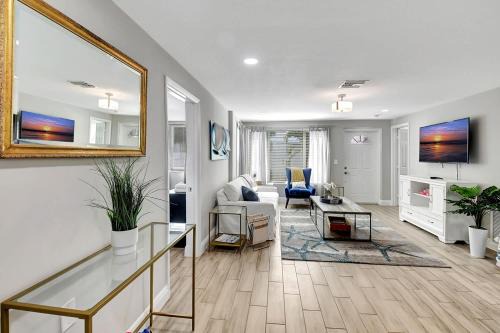 Delray Beach House | Fully Updated Home Sleeps 8 - 5 Min to the Beach