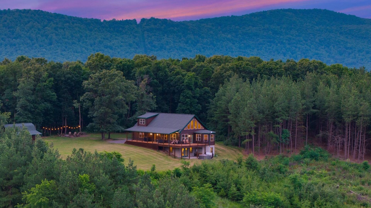 Warfordsburg Cabin | Fulton Resort | Pickleball Court + Hot Tub + Game Room + Fire Pit + See 4 states from the deck