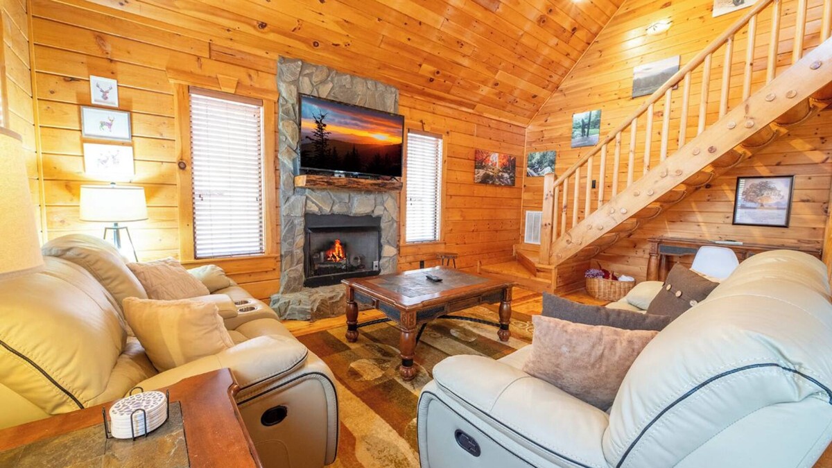 White Oak Lodge Cabin | *Fun 2BD Cabin w/GAMES! Hot Tub + Shared Pool*
