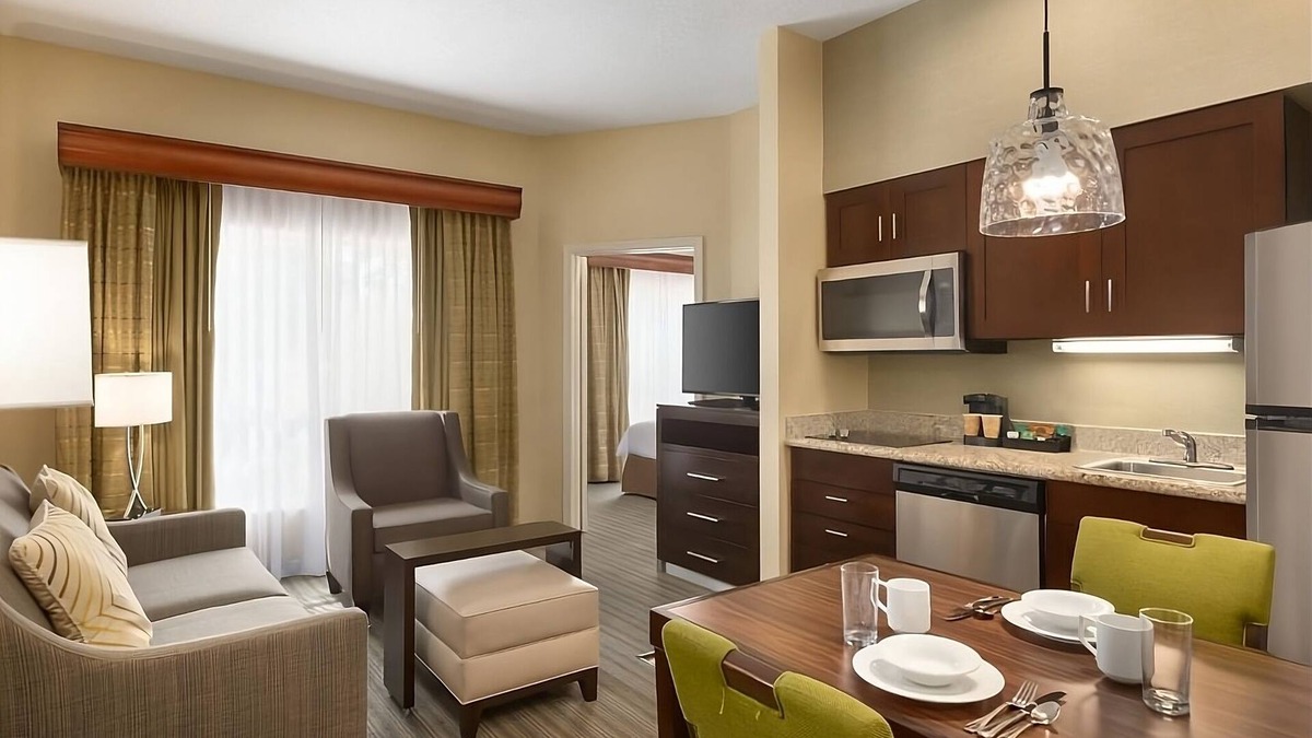 Feather Sound Hotel | Fun and Relaxation! 2 Relaxing Units, Full Kitchen, Free Breakfast, Pool!