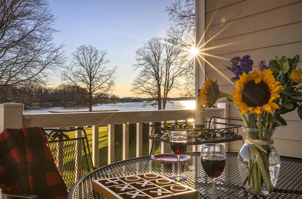 Huddleston Hotel | Fun at the Lake