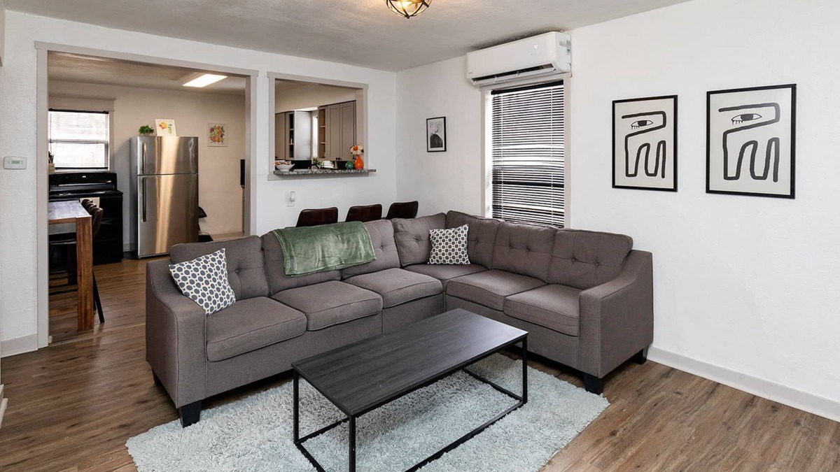 Des Moines House | Fun Backyard ~Close to Downtown~Pet Friendly~4BDRM