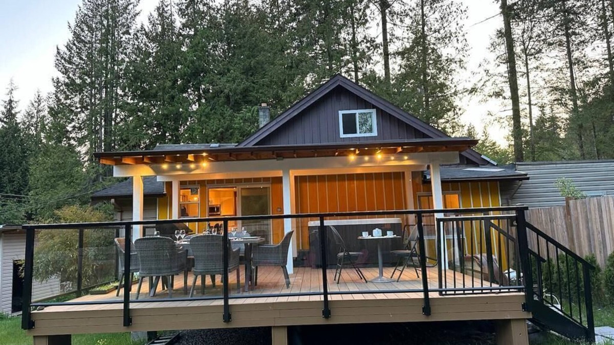 Roberts Creek House | Fun cottage with hot tub, pool table, game room, and a huge deck.