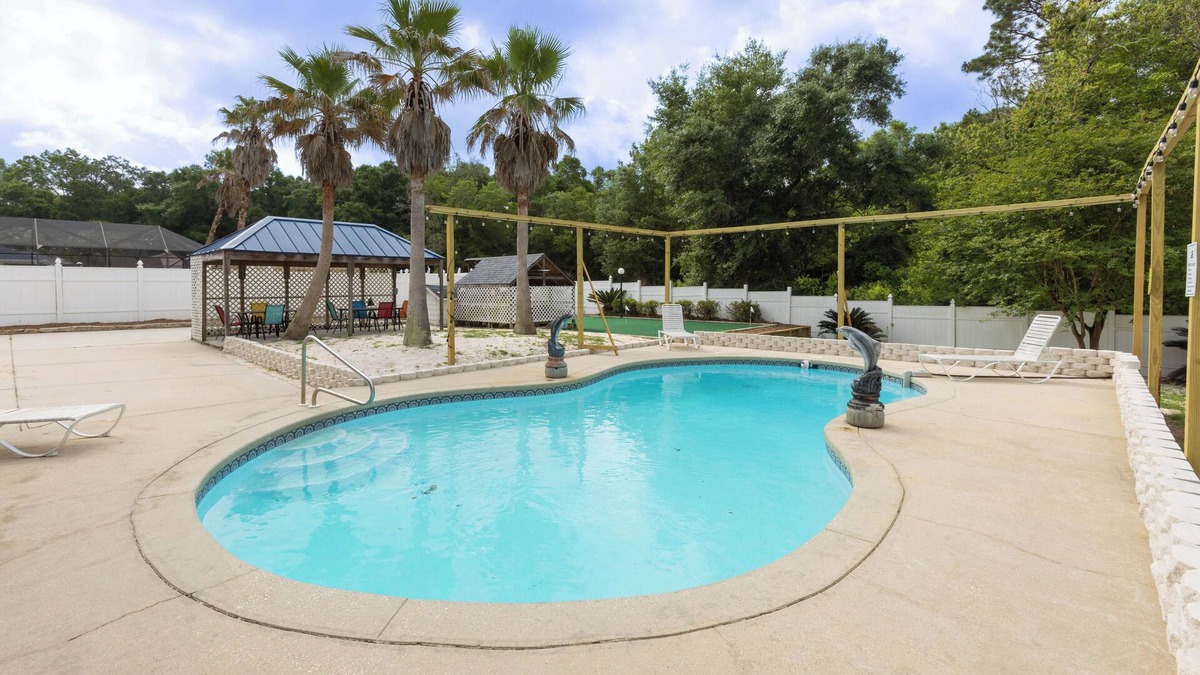 Foley House | Fun Daze- Beautiful, Private *Heated Pool, Putting Green, Amazing Low Rates!