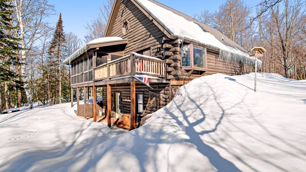 Presque Isle House | Fun Family Retreat on the Lake W/High-speed WiFi, Furnished Deck & Dock