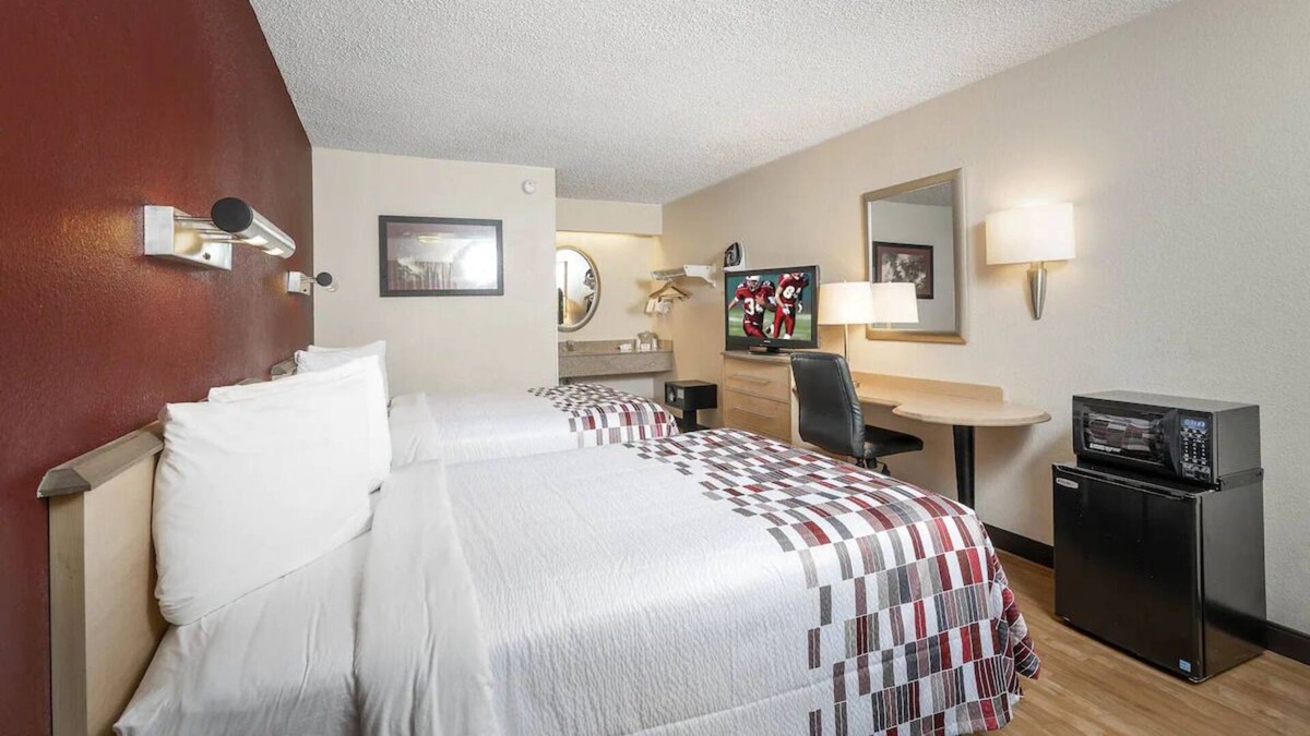 Bowmansville House | Fun for All Ages! Free Parking, Pets are Welcome! Close to Walden Galleria Mall