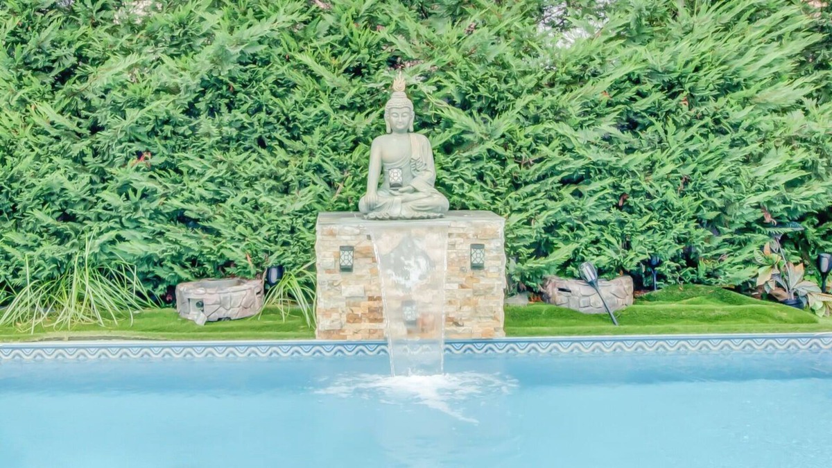 Elmont House | ★Fun Getaway★| Heated Pool | ♛Spa & Sauna | BBQ