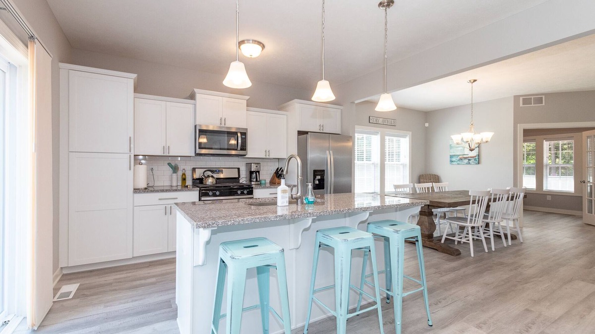 South Haven House | Fun Haven sleeps 12. All season pool and hot tub. Walk to beach. Pet friendly.