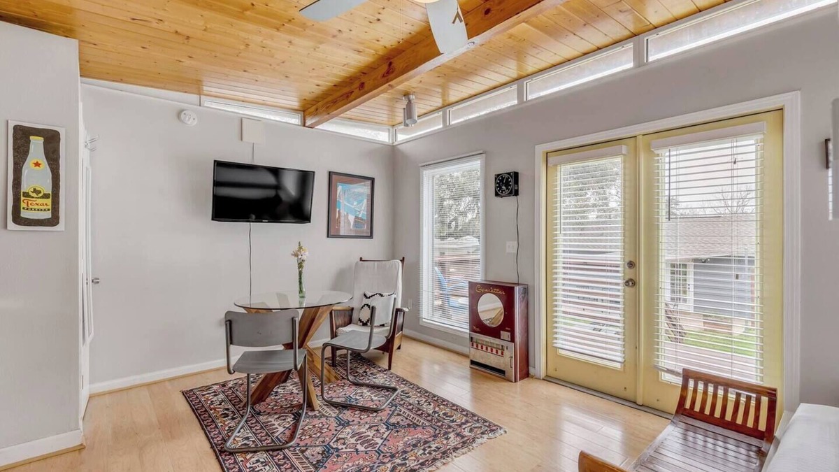 South Congress House | Fun Hip Home + Guesthouse in Austin's SoCo! Perfect For ACL/SXSW! POOL & HOT TUB