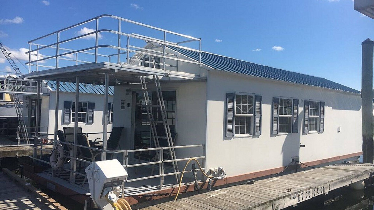 Charlestown Boat Rental | Fun houseboat. Walk to Boston attractions WIFI