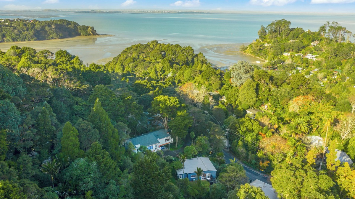 Laingholm Apartment | Fun in the Sun with BBQ Kayak & Fire Pit