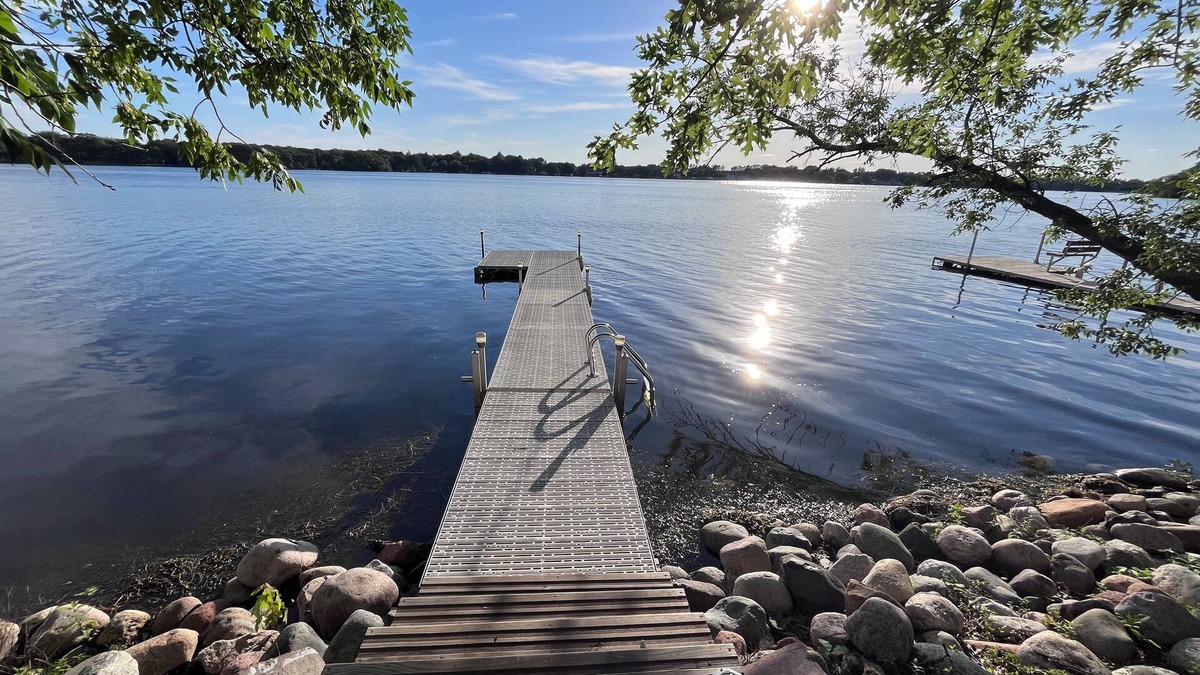 Zimmerman Cabin | Fun lake cabin .WiFi, AC . Kayak,sup boards all the things you need to relax.