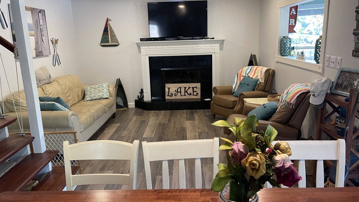 Osage Beach House | Fun Lake Home in a quiet cove close to great restaurants, bars and shopping.