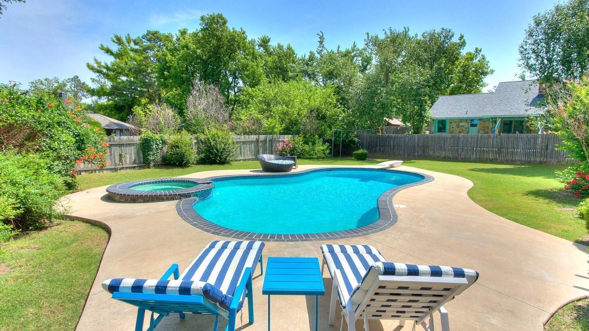 Norman House | Fun Large 4 Bed/4 Bath w/Pool! Norman/OKC