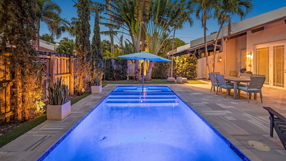 Colee Hammock House | Fun Location! 1 block walk to Las Olas blvd in Ft. Lauderdale w/Pool & parking