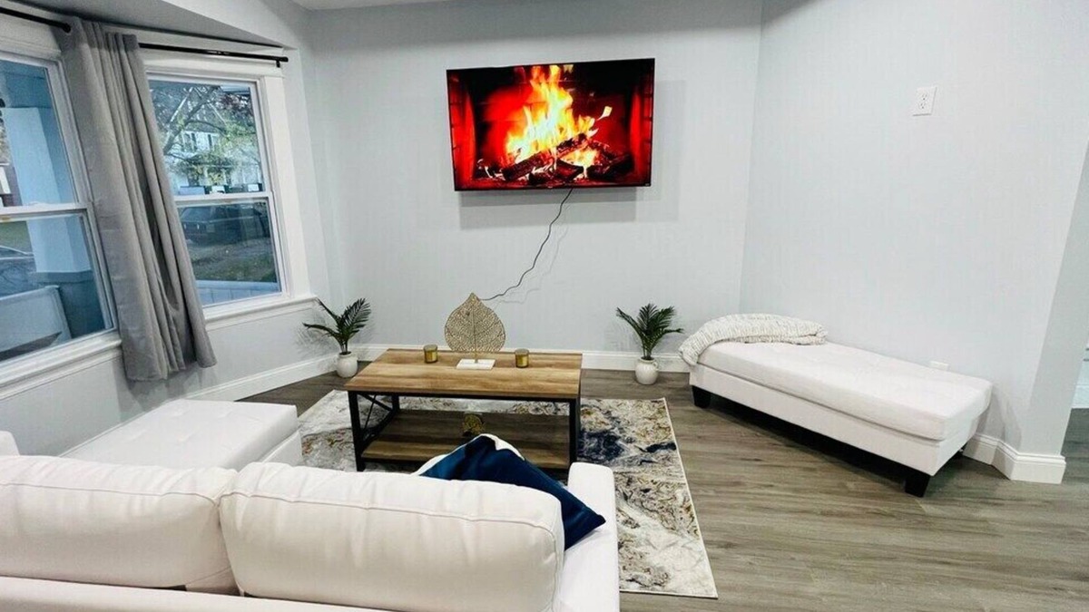 Cleveland House | Fun Modern 4 beds Single Family AND Game Room