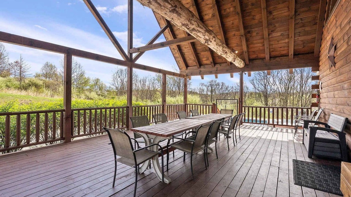 Logan Cabin | Fun Private Lodge for 18 Pool Pond Hot Tub