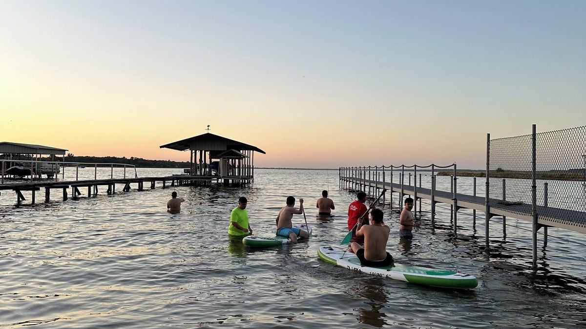 Fort Worth House | Fun Summer Lake House w/Firepit located in Ft Worth, Beds 18+, next to Marina