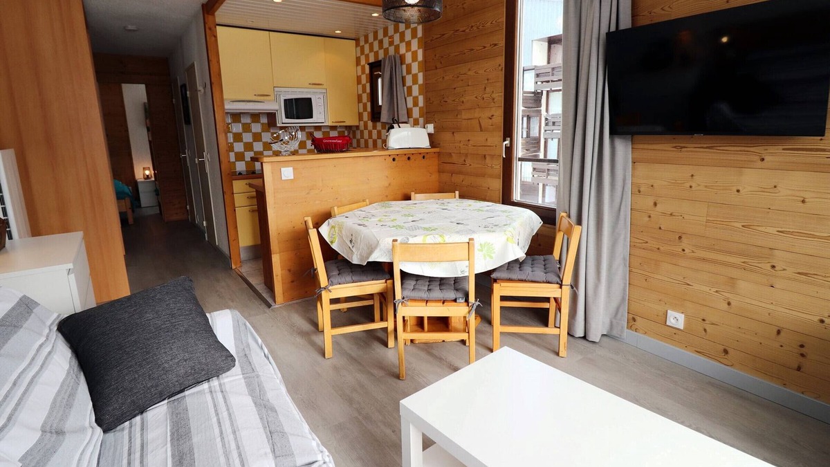 Le Lavachet Apartment | Functional Apartment Near Slopes with Balcony & WiFi