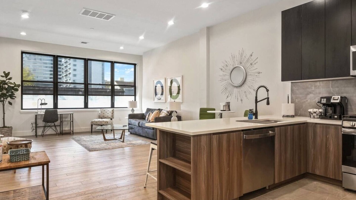 East Orange Hotel | Funky ! 2BR Lux ! Free parking! 30 min to NYC
