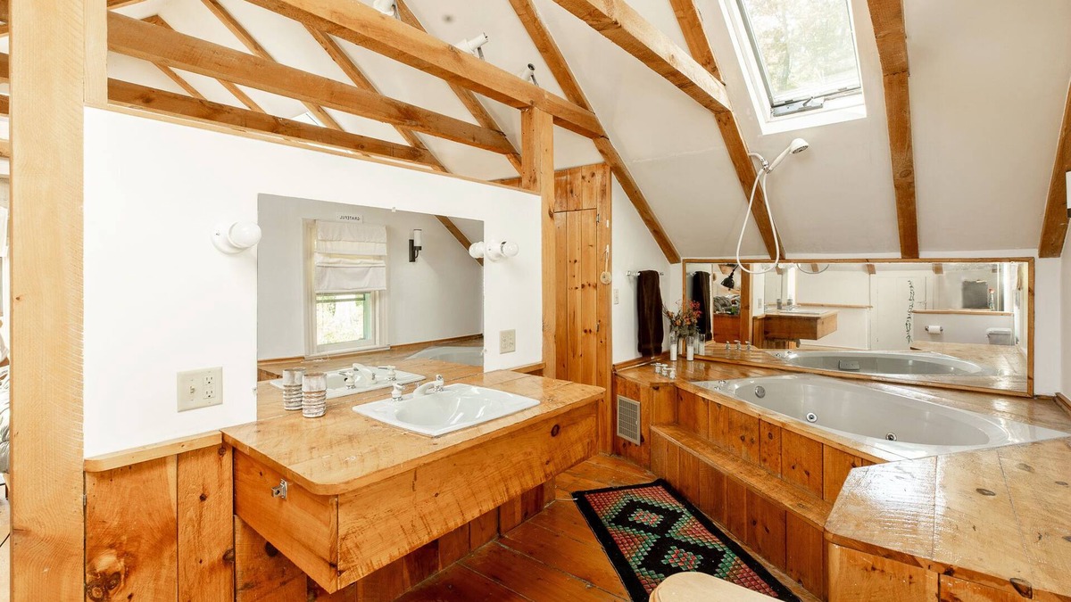 Durham Other | Funky abode with a fireplace place for a small family or artists- pet-friendly!