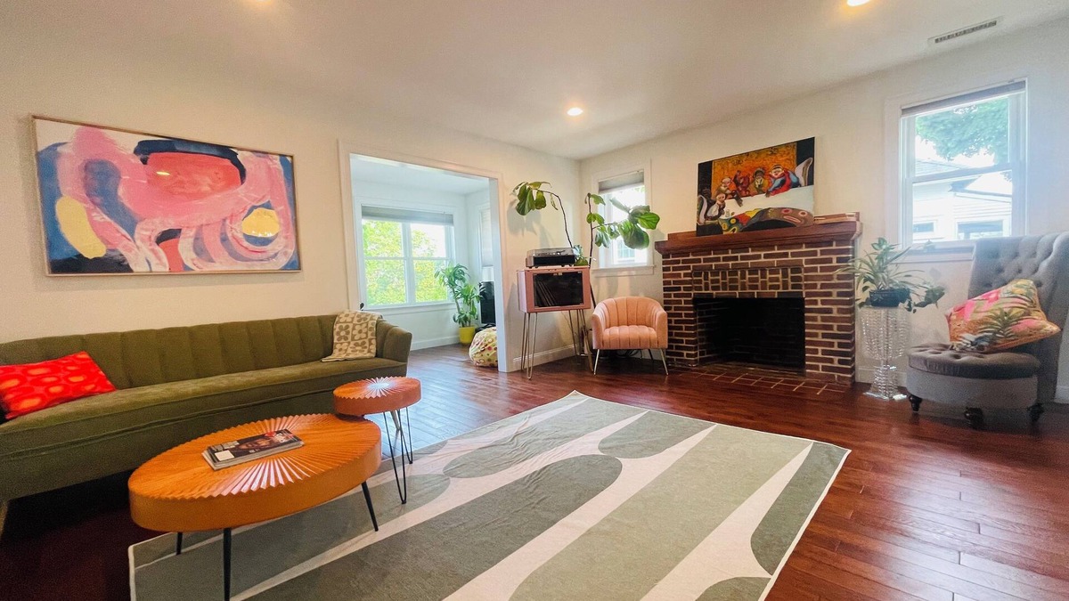 Arlington House | Funky and cozy home ! A little bit of everything for everyone.