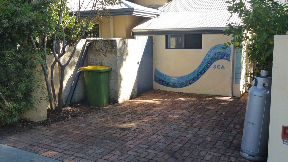 South Fremantle Apartment | Funky large one bed apartment with balcony and great outdoor dinning