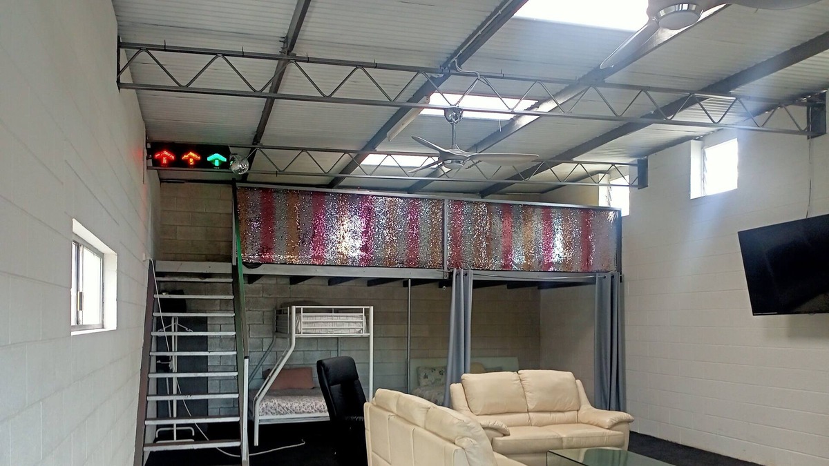 Strathalbyn Apartment | Funky large studio on Strathalbyn