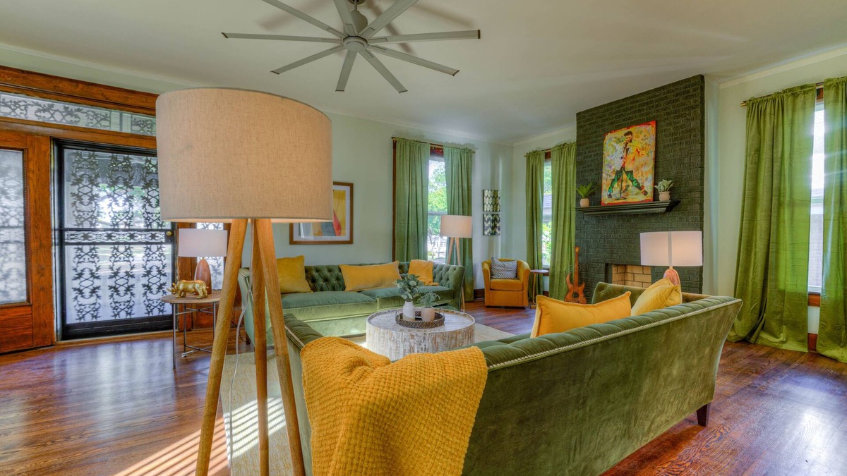 Memphis House | Funky Memphis Game House! FirePit, Gtd pkg, Games!