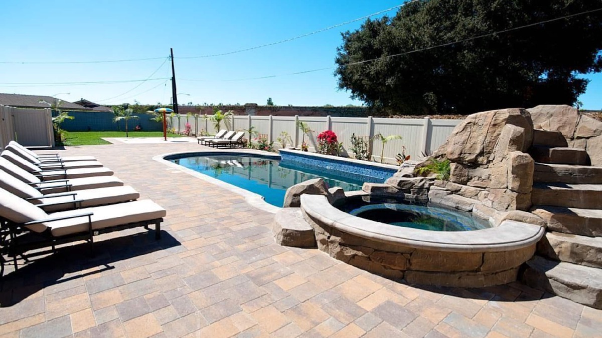 Anaheim Colony Historic District House | Funtierland + Mickey's Beach House + Close to Disney + Shared pool and Splash Pa
