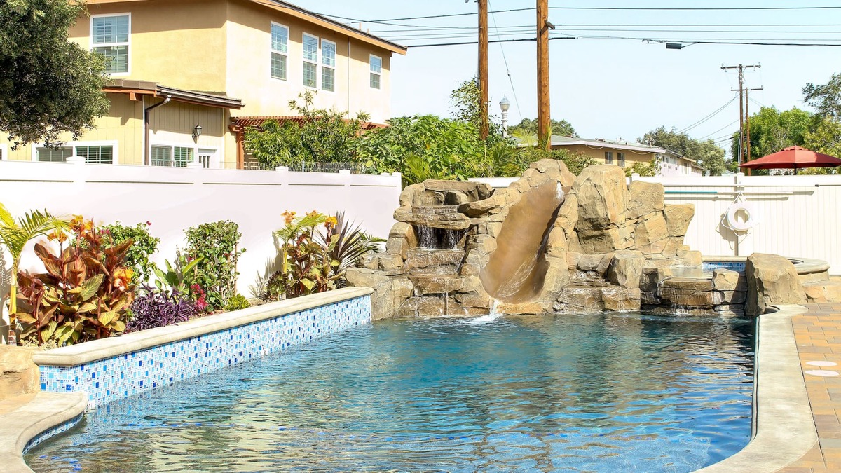 Anaheim Colony Historic District House | Funtierland + Walt's Place + Close to Disney + Shared Pool and Splash Pad
