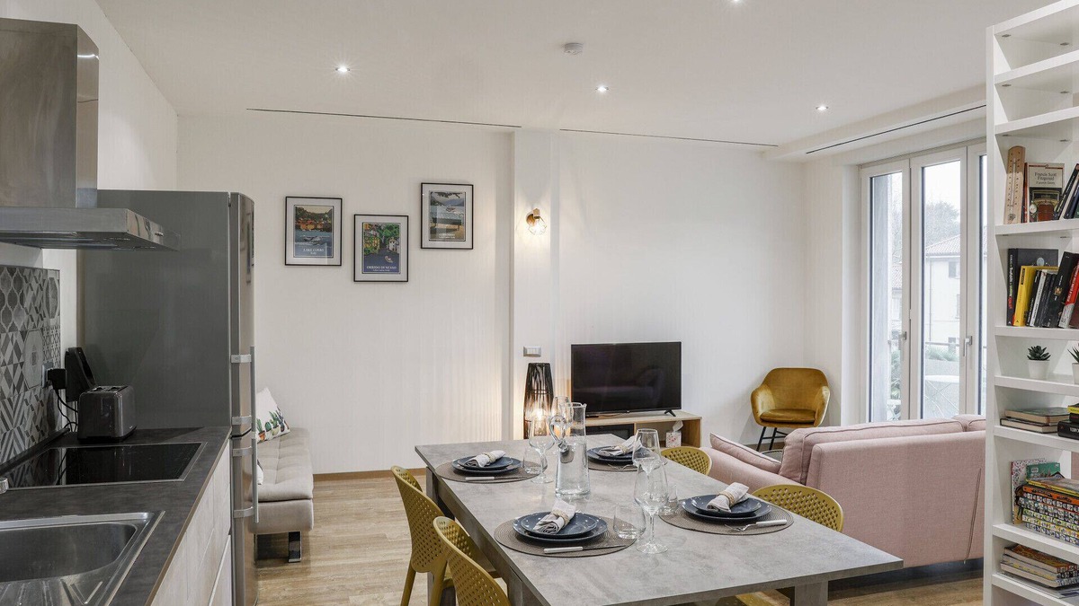 Como Apartment | Fuori Le Mura - Balcony & A/C