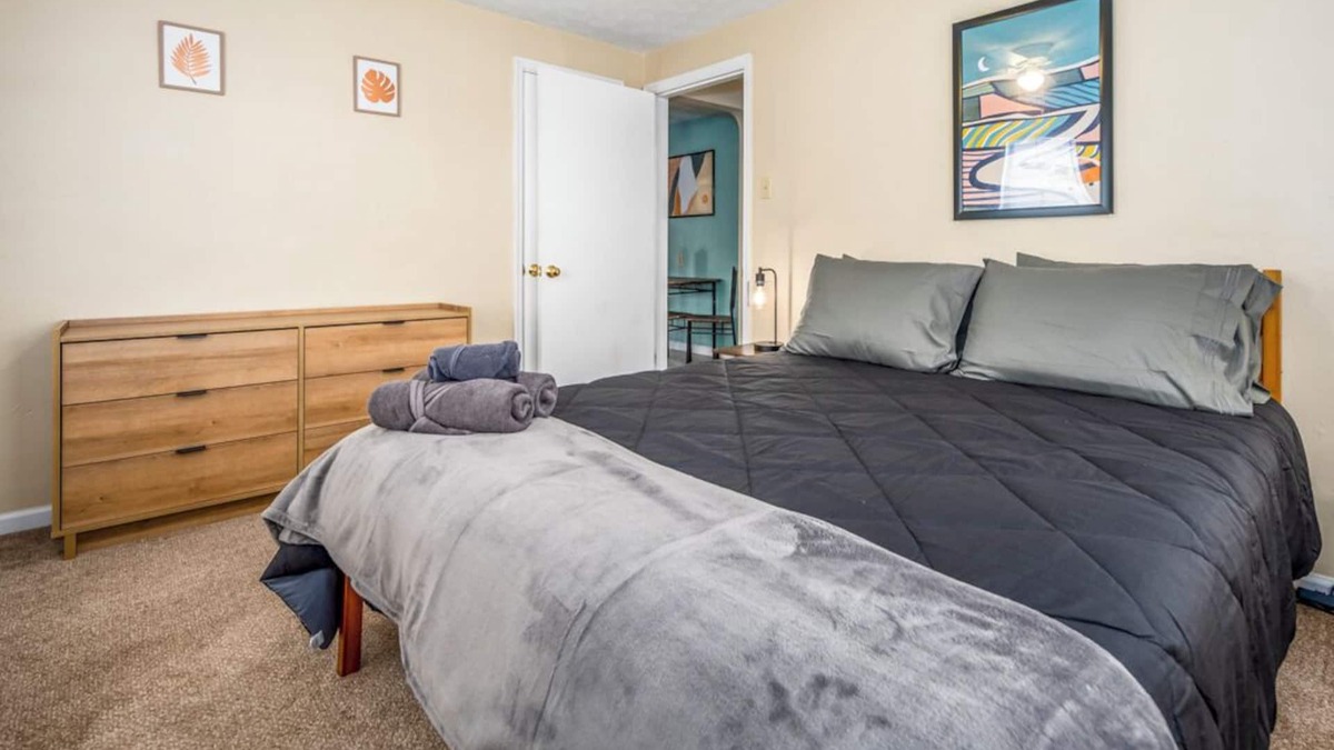 Oakwood Apartment | Fur-Friendly Flat – 1BR Ground Flr Stay in Dayton