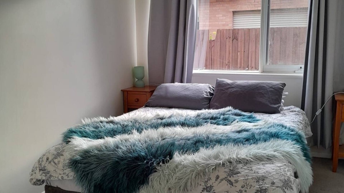 Carnegie Apartment | Furnished 1bedroom apartment. Close to local shopping strip.