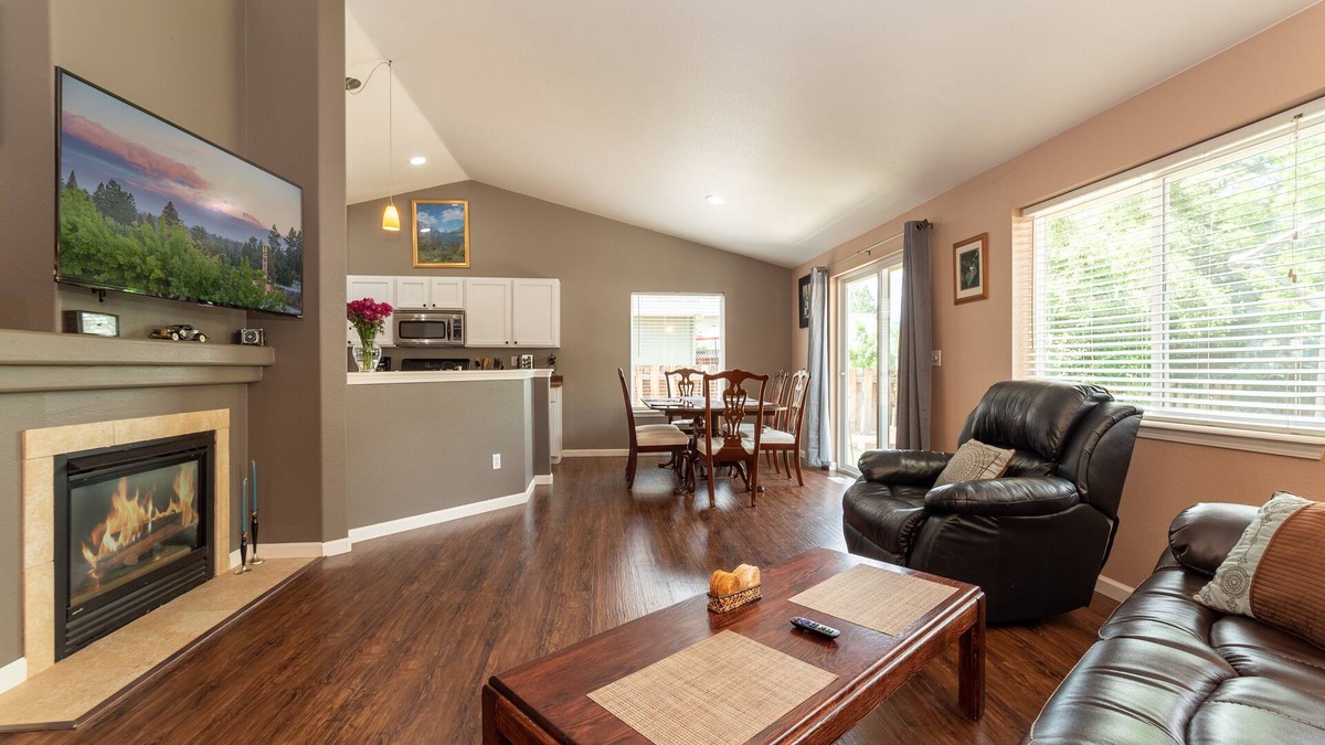 Southwest Bend House | Furnished 30+ day rental close to Old Mill! Dog Friendly!