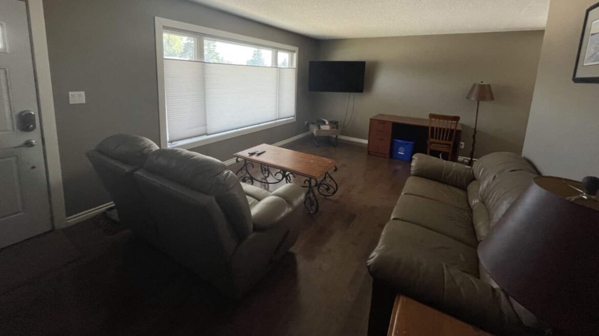 Kindersley House | Furnished 4 bedroom home in Kindersley