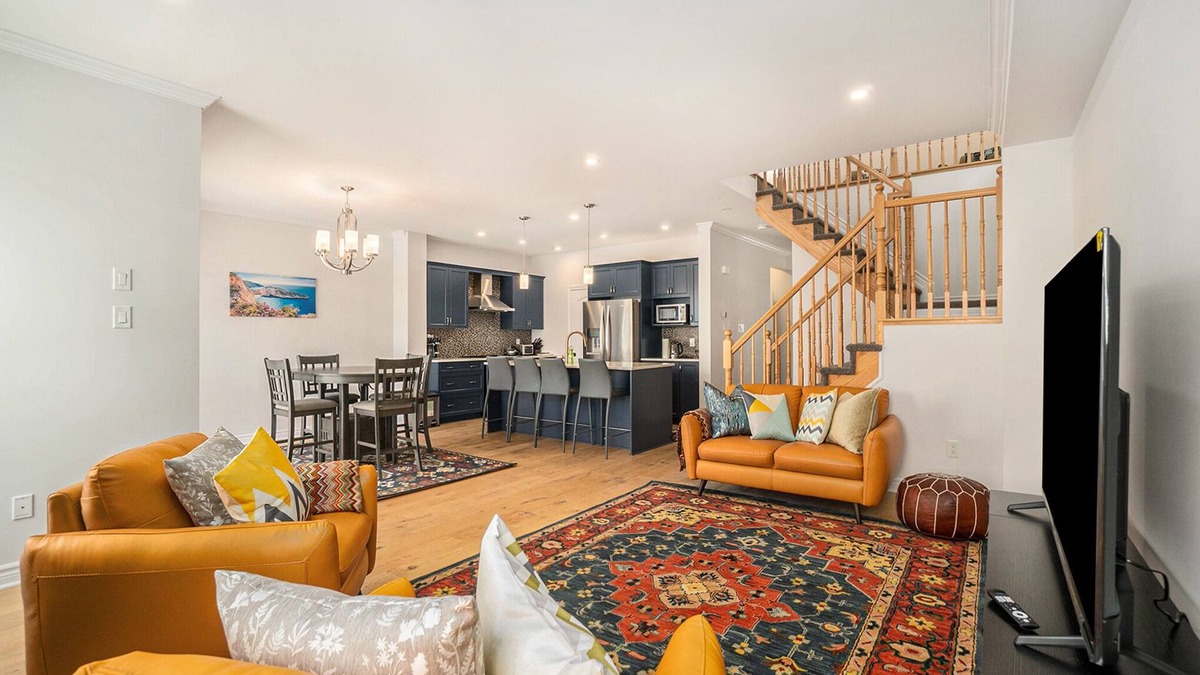 Ottawa Division House | Furnished 4 Bedroom House in Ottawa sleeps 8
