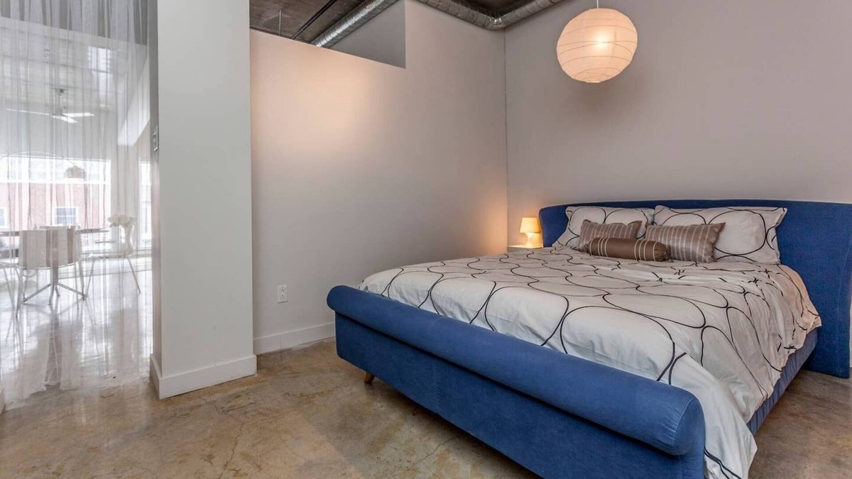 Mile End Apartment | Furnished and Modern Mile End Loft