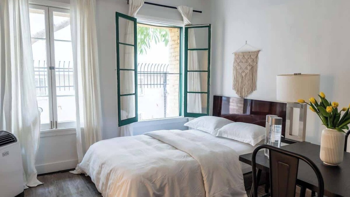 Hollywood Apartment | Furnished Bachelor in Hollywood