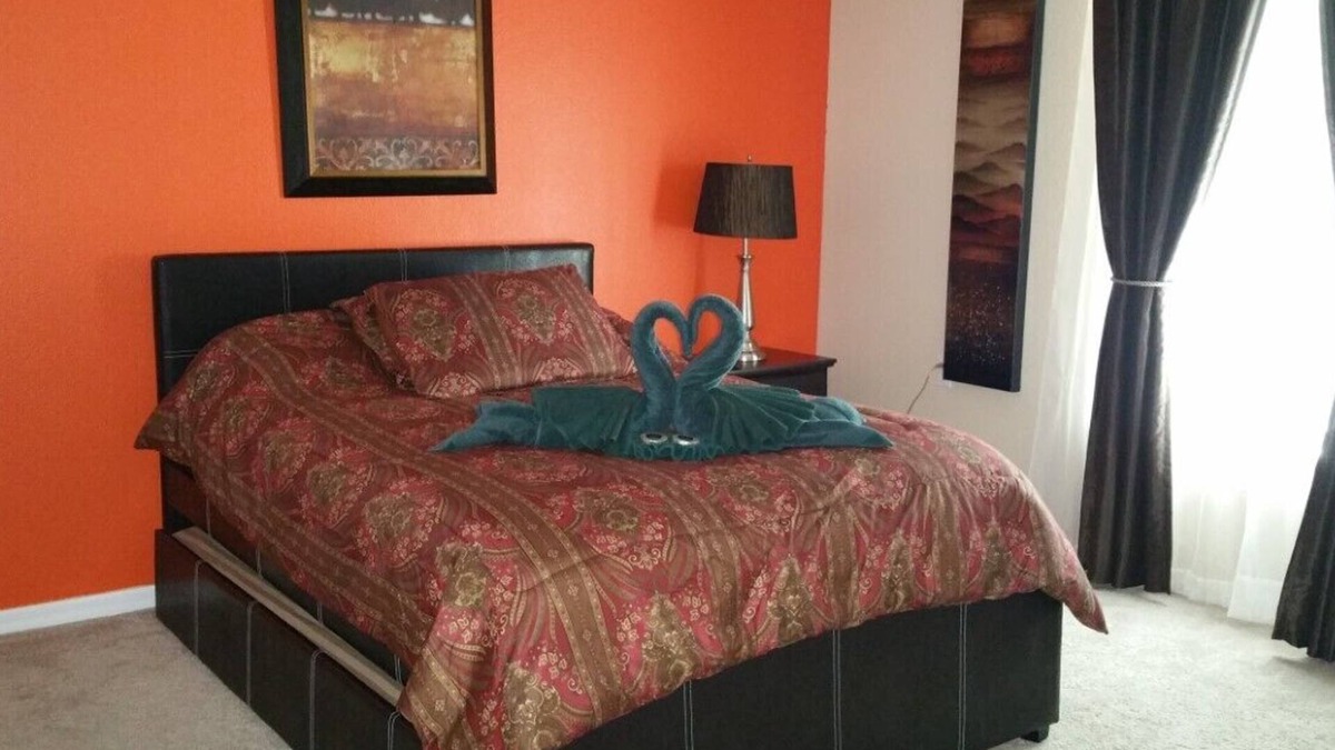 Orlando Bed & Breakfast | Furnished Bedroom and Private Bathroom