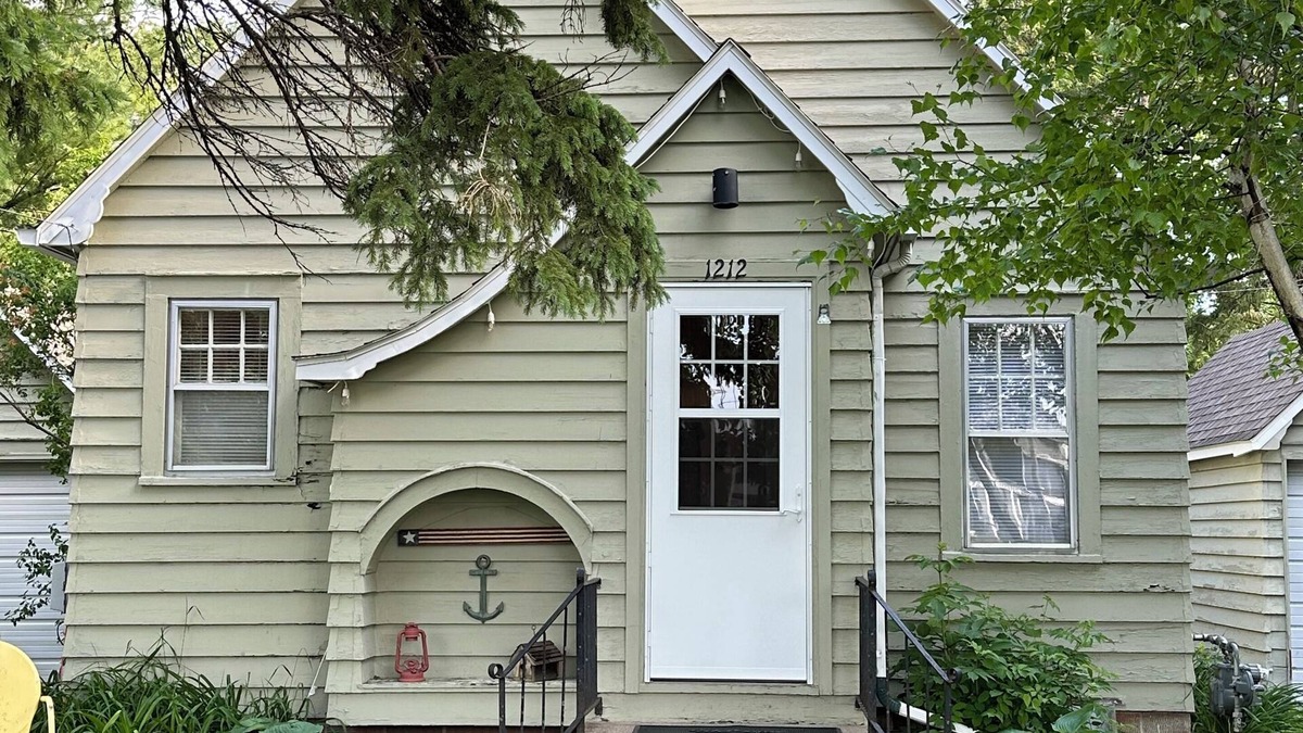 Clear Lake Cottage | Furnished Cottage by the Lake! Great location, short or long-term stays welcome!
